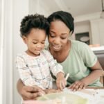 Comment les enfants peuvent admirer une mère au foyer