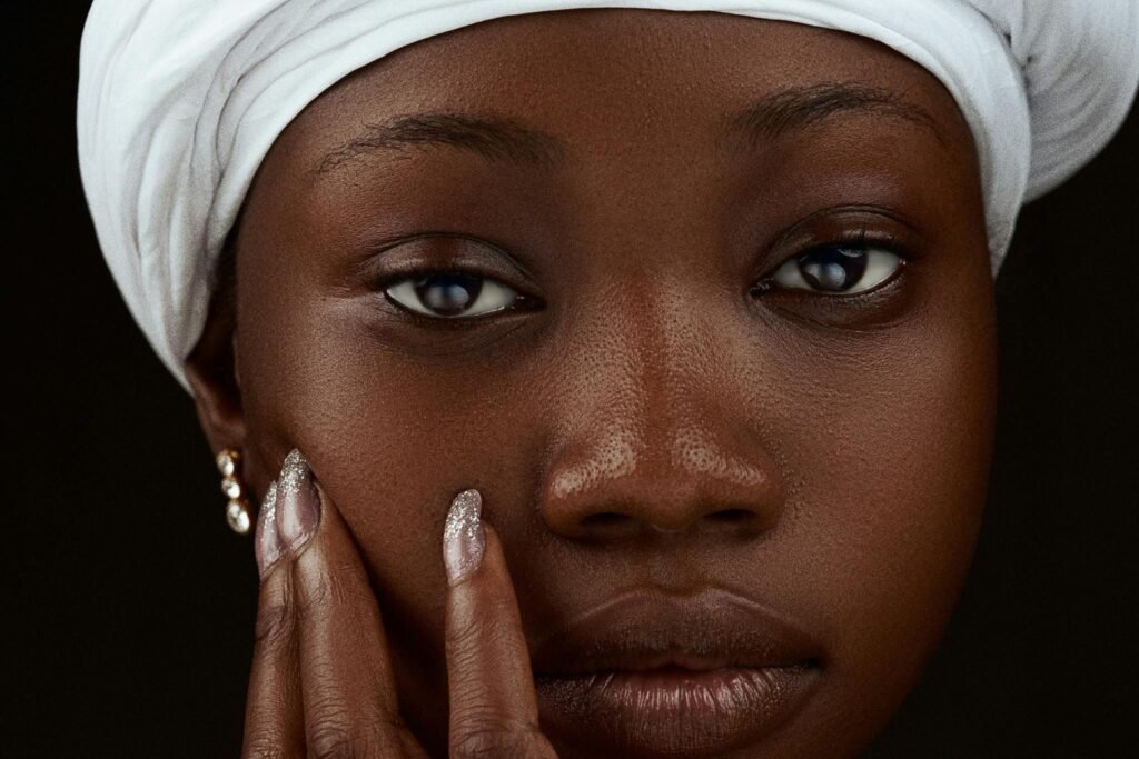 Colorisme : pourquoi dévaloriser la peau noire ?